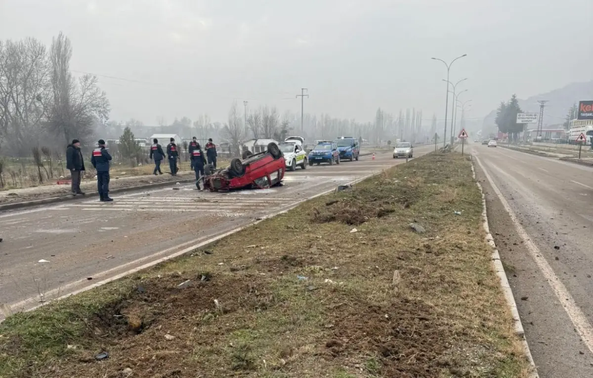 Kütahya'da otomobil refüje çarptı: 1 yaralı
