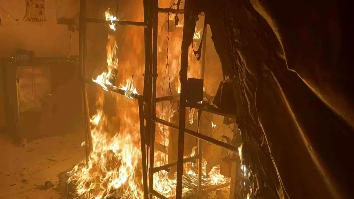 Aksaray'da fabrika alev alev yandı