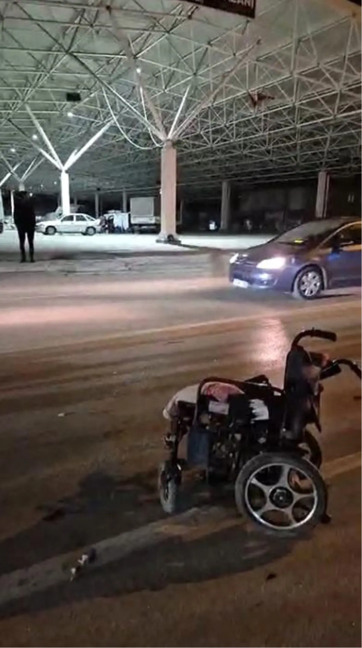 Alkollü sürücünün çarptığı engelli adam yaralandı