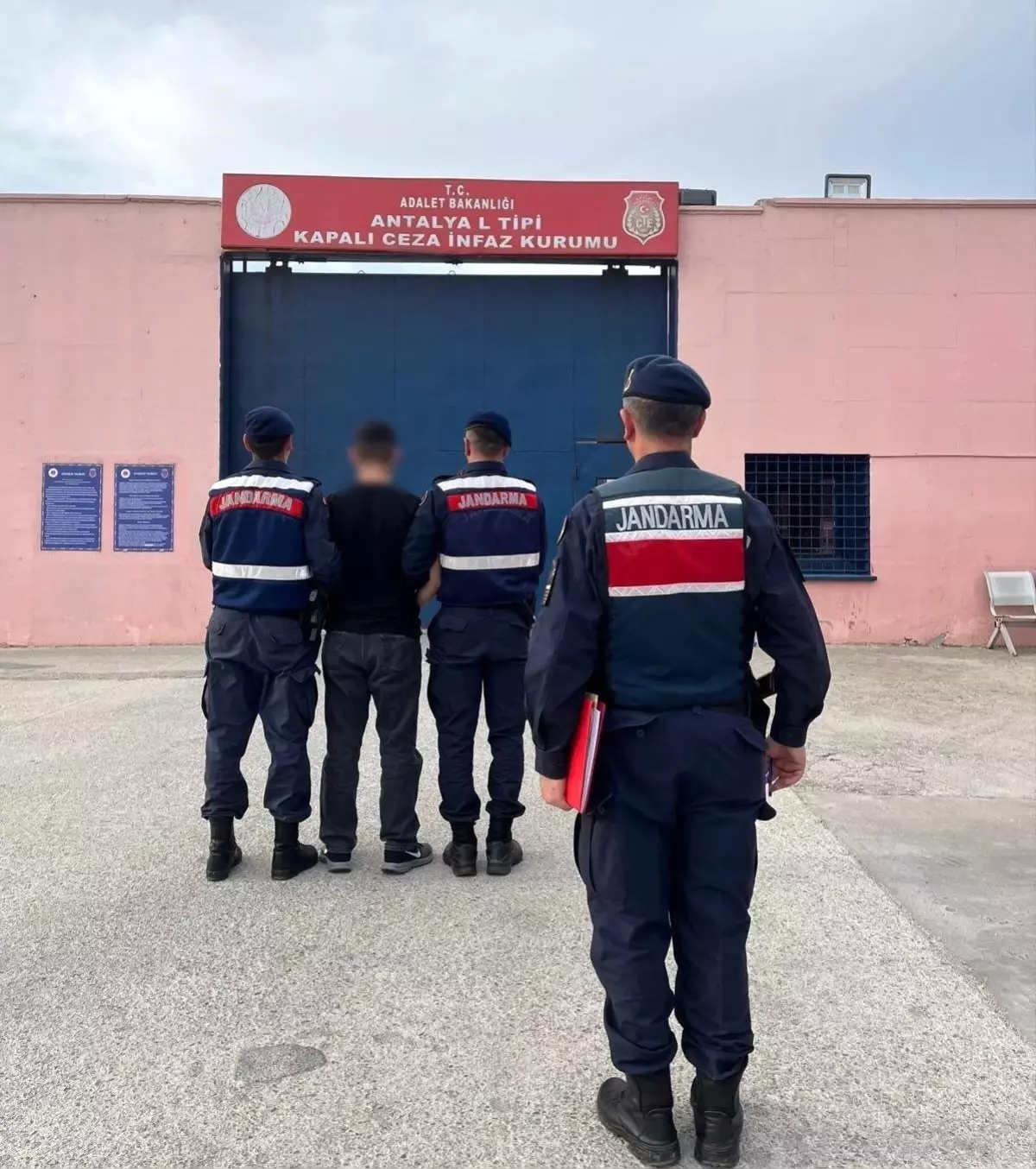 Antalya'da 22 yıl hapis cezası bulunan hükümlü yakalandı