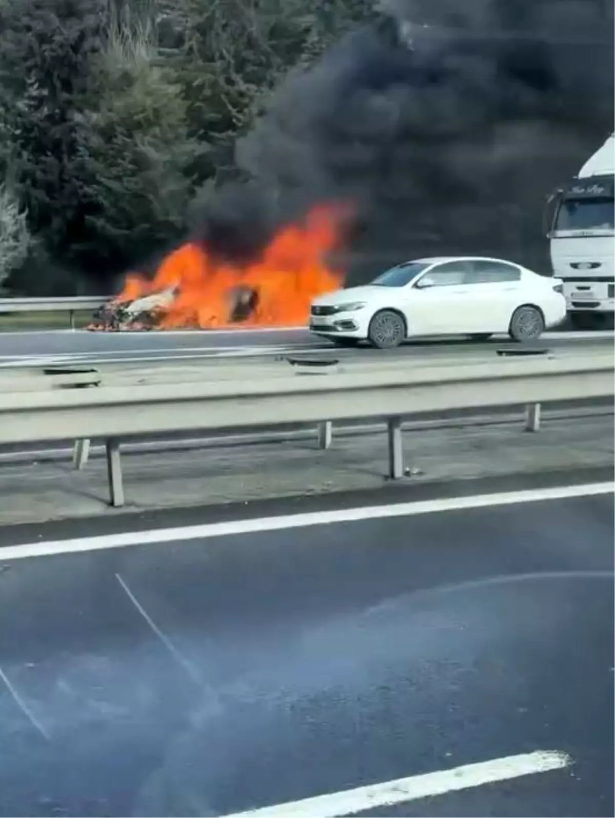 Avcılar'da seyir halindeki araç alev alev yandı