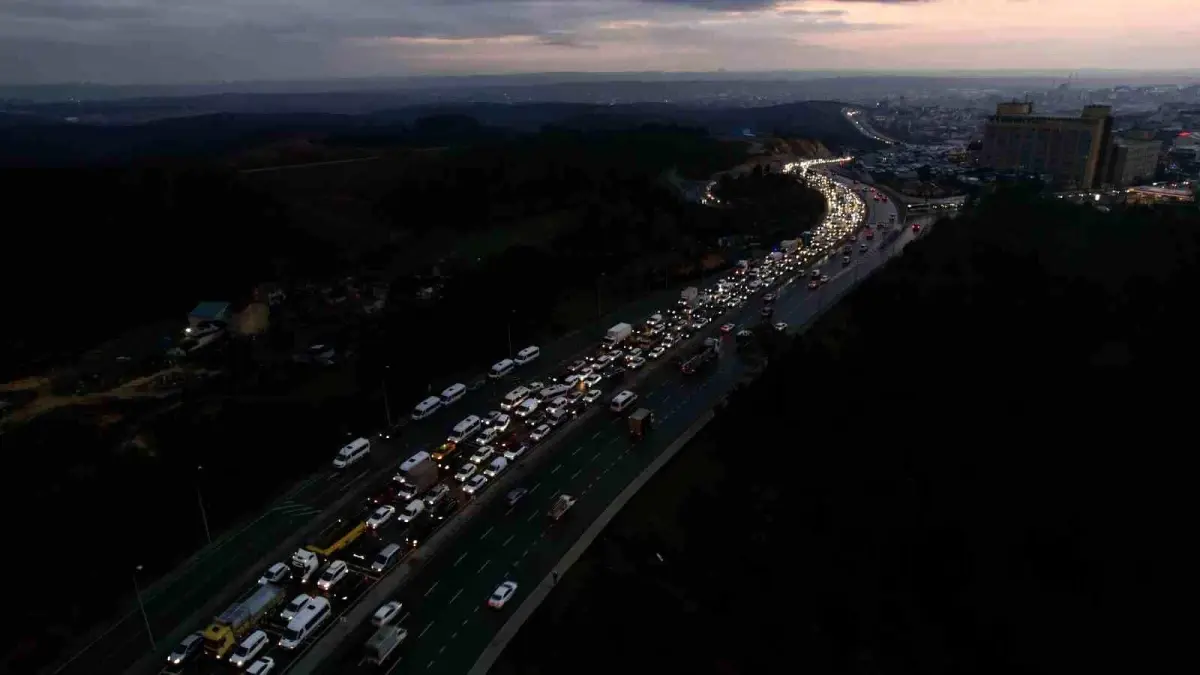 Başakşehir'de zincirleme kaza sonrası oluşan trafik yoğunluğu havadan görüntülendi