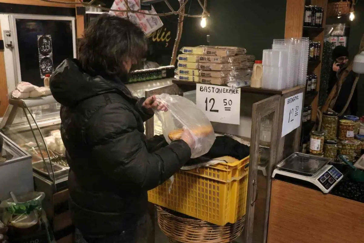 Bayat ekmek fiyatına sıcak ekmek: Mahalle esnafından emsal davranış