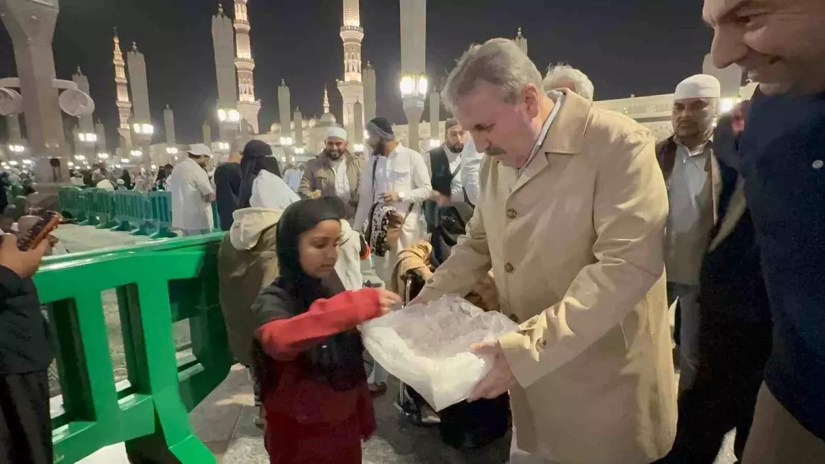 BBP Genel Başkanı Destici, Mescid-i Nebevi'de vatandaşlarla buluştu