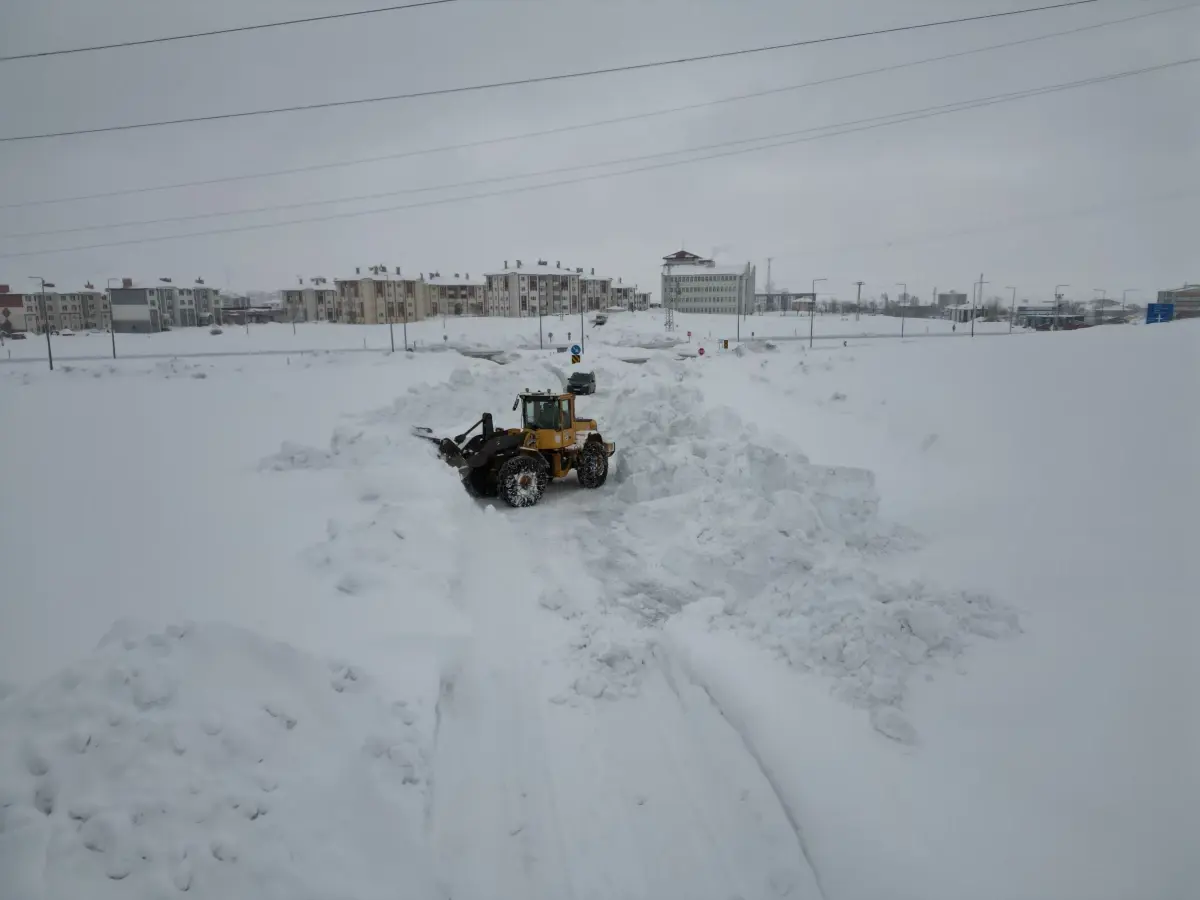 Bitlis'te Kar Yağışı Sonrası Köy Yolları Açılıyor