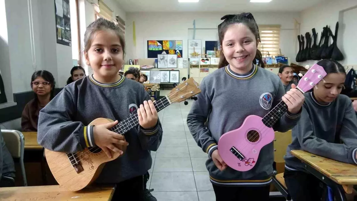 Bu sınıfta tüm öğrenciler enstrüman çalıyor