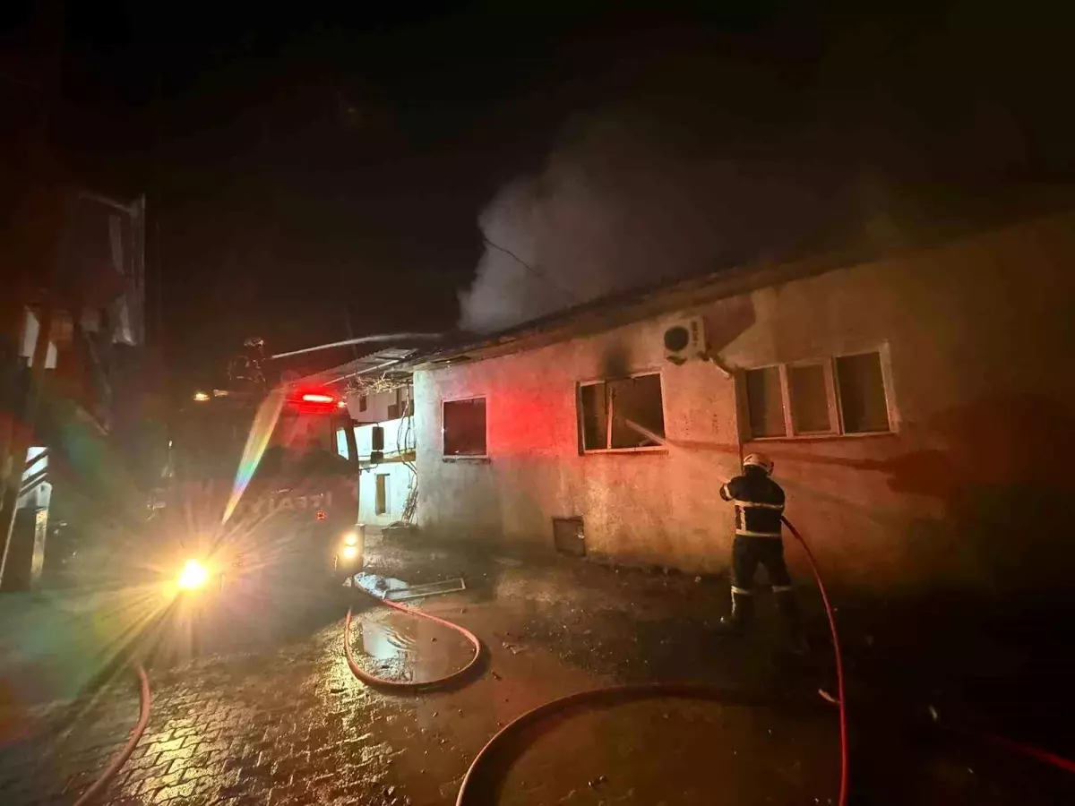 Burdur'da çıkan yangında ev küle döndü, 5 kişi kurtuldu