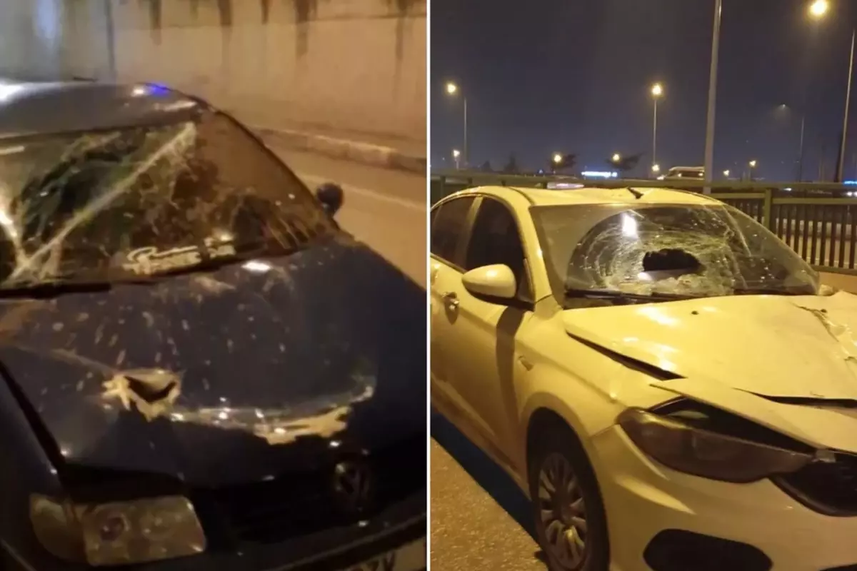 Bursa'da akıl almaz trafik kazası: Demir bariyerler araçların üzerine düştü