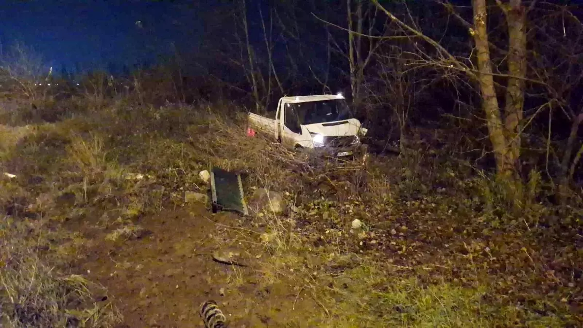 Bursa'da akıl almaz trafik kazası: Demir bariyerler araçların üzerine düştü