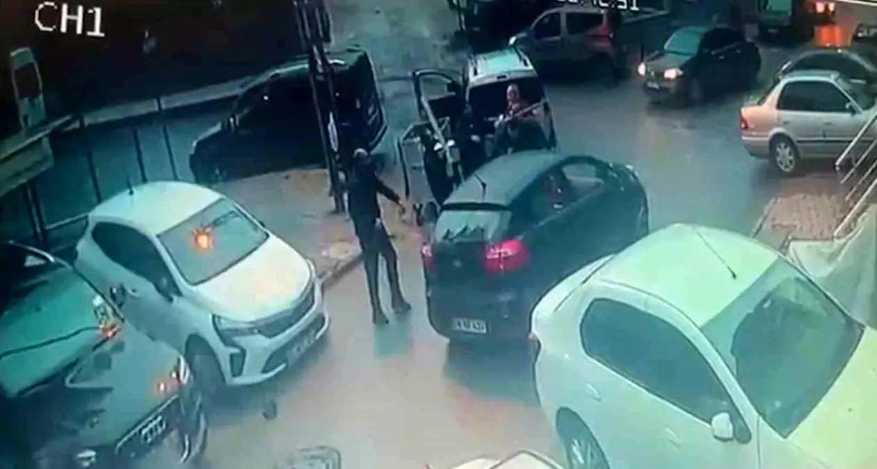 Çekmeköy'de kapı önü motor parkı kavgası: Keser ve sopayla darp anları kamerada