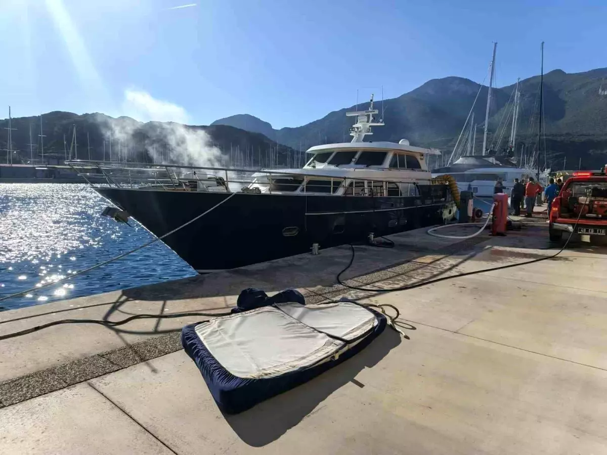 Datça'daki bir marinadaki motoryat yangını paniğe neden oldu