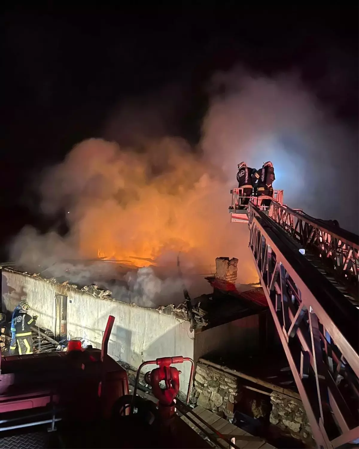 Denizli'de alevler iş yerini kullanılamaz hale getirdi