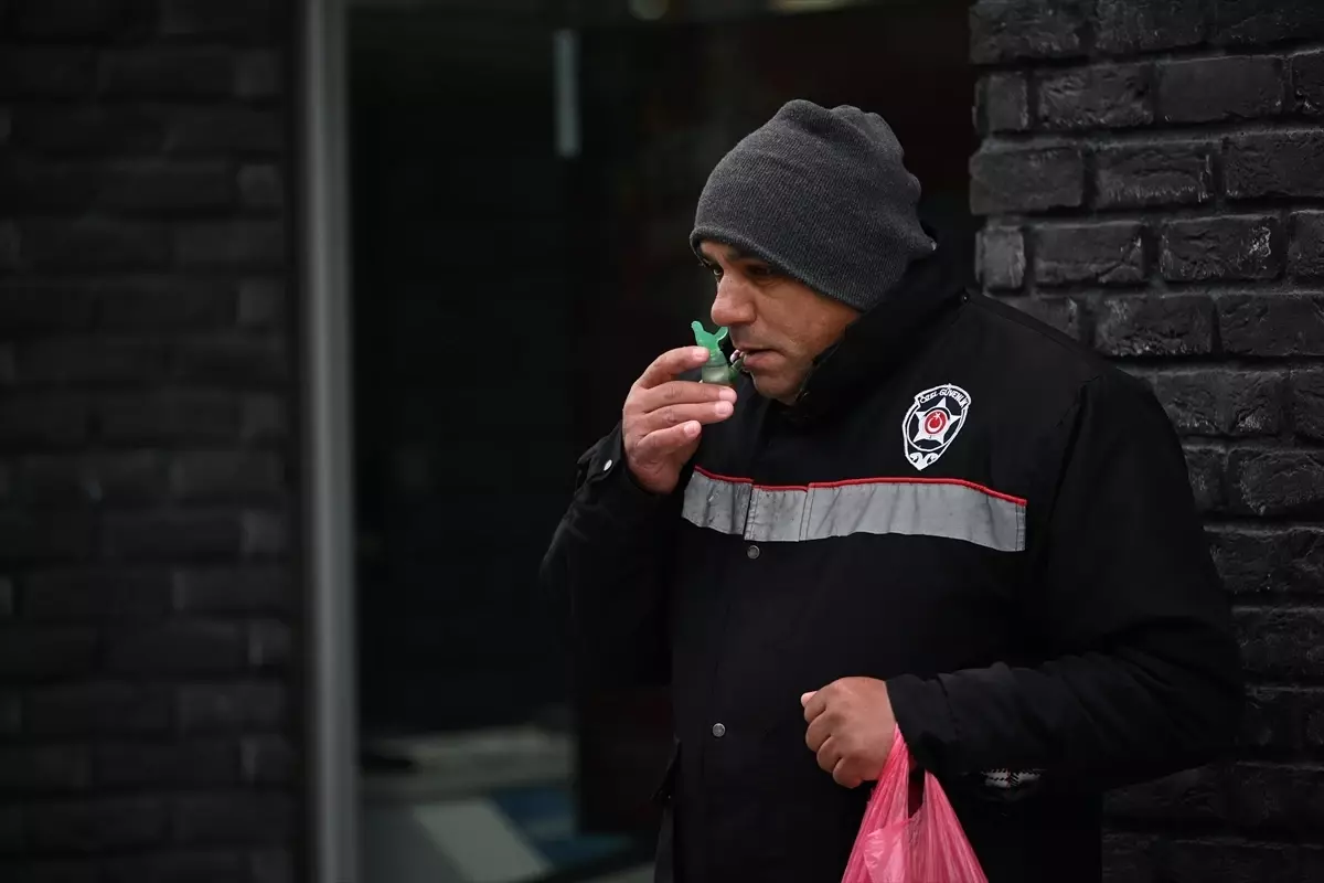 Düzce'de görme engelli seyyar satıcı, 20 yıldır aynı noktada çocukları sevindiriyor