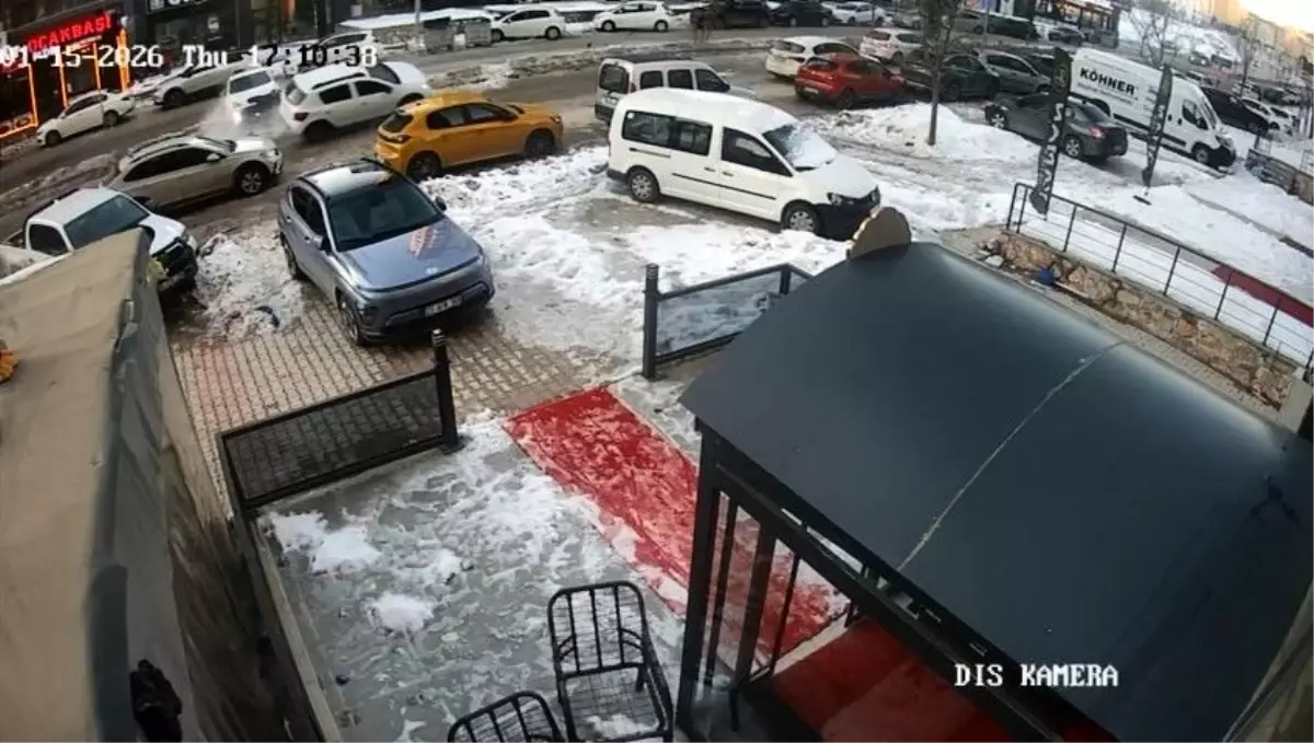 Elazığ'da 3 aracın karıştığı kaza kamerada: 1 yaralı