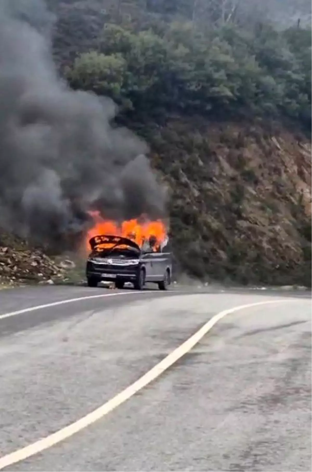 Eyüpsultan'da seyir halindeki araç alevlere teslim oldu