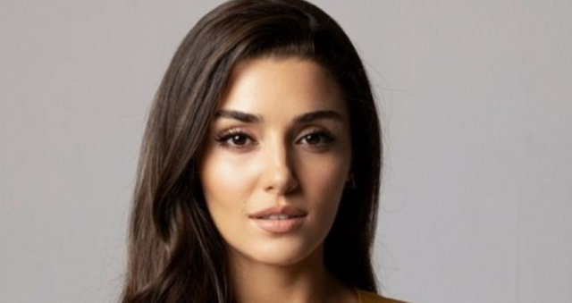 Hande Erçel ödül gecesinde ne giydi? Hande Erçel'in ödül gecesi kıyafeti neden gündem oldu? Hande Erçel ödül gecesinde ne giydi? Hande Erçel'in ödül gecesi kıyafeti neden gündem oldu?