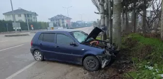 İnegöl'de virajdan direksiyon hakimiyetini kaybeden sürücü ağaca çarptı