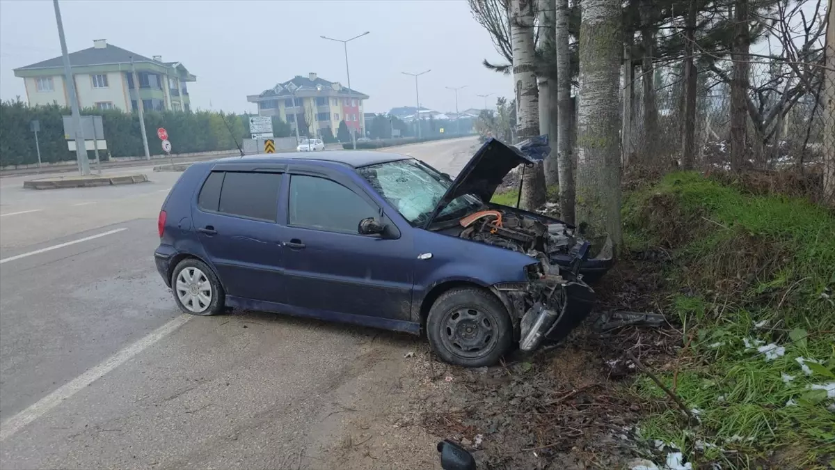 İnegöl'de virajdan direksiyon hakimiyetini kaybeden sürücü ağaca çarptı