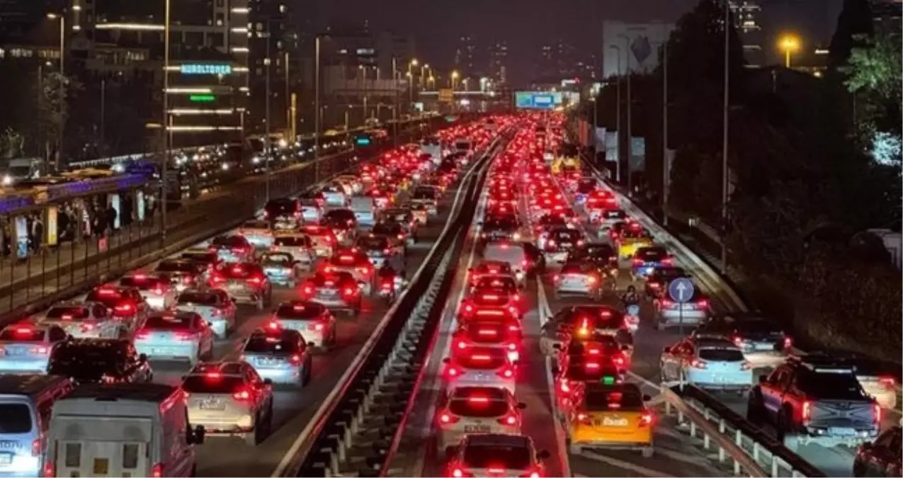 İstanbul'da trafik var mı? SON DAKİKA! 15 Ocak hangi ilçelerde trafik var, hangi yollar kapalı?