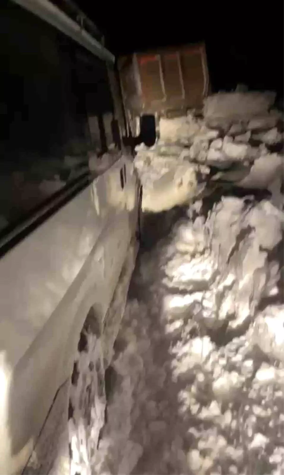 Kar nedeniyle yolda kalan araçlar, lastik iziyle kurtuldu