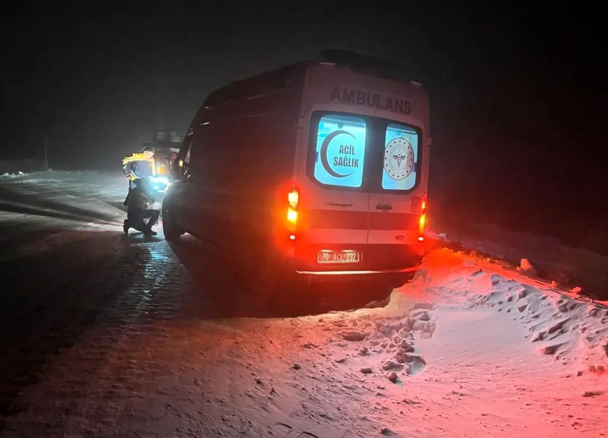 Karaman'da sağlık ekibi kar yağışı ve tipiye rağmen diyaliz hastası kadını hastaneye ulaştırdı