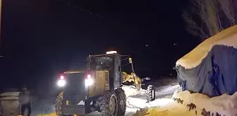 Kars'ta damdaki karı temizlerken düşerek kolunu kıran çocuğu ekipler hastaneye ulaştırdı