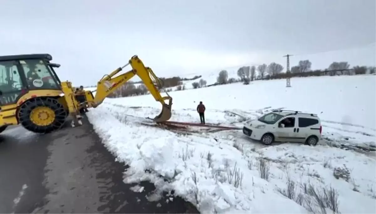 Kars'ta yoldan çıkan hafif ticari araç şarampole düştü