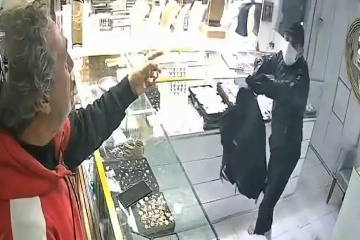 Kuyumcudan 3 milyon liralık altın çalıp kaçtı