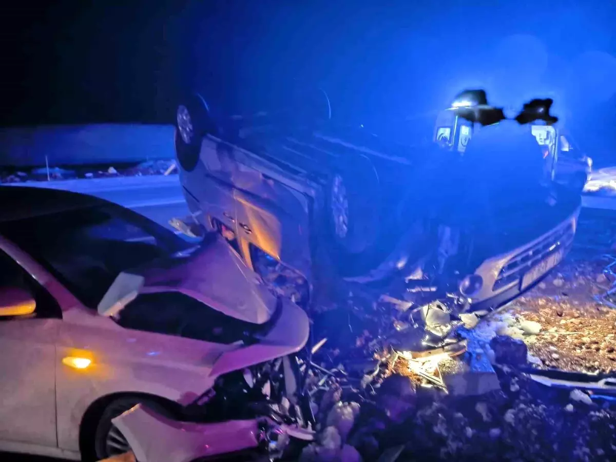 Mardin'de otomobil ile hafif ticari araç çarpıştı: 5 kişi yaralandı