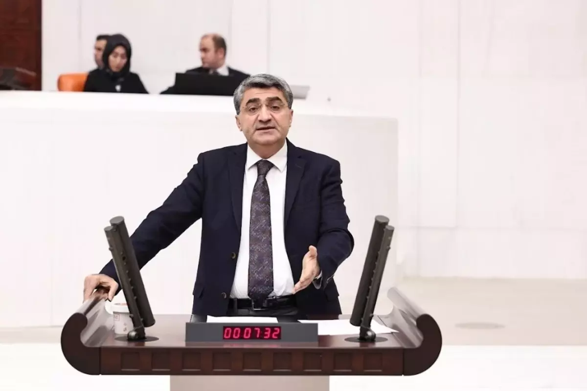 Mersin Milletvekili Ekmen'den Batman Petrolspor maçında açılan pankarta tepki