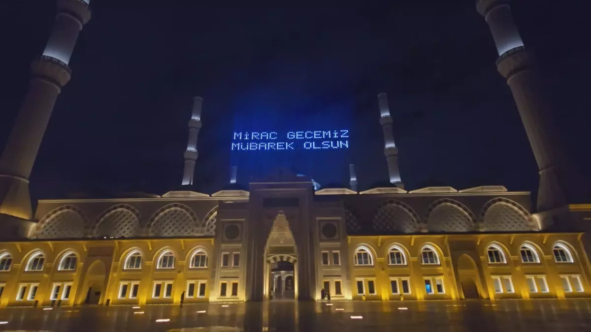 Miraç Kandili Sultanahmet ve Çamlıca'da dualarla idrak edildi