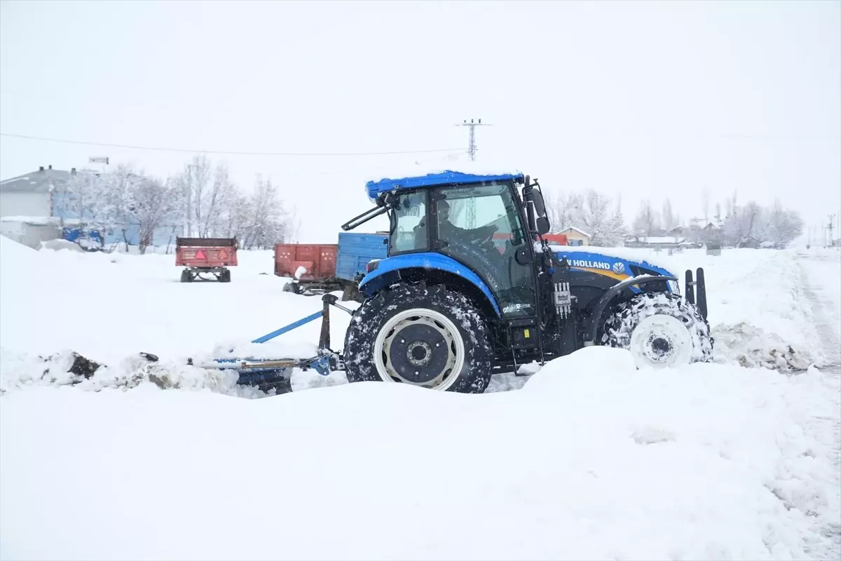 Muş'ta köy muhtarı traktörün arkasına taktığı kar küreme aparatıyla yolları temizliyor