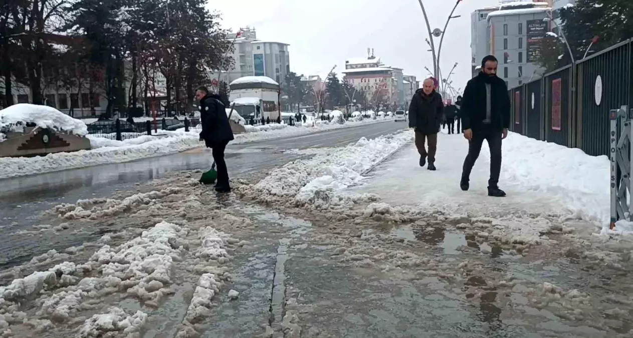Muş'ta polisten örnek davranış: Su dolan caddeyi kürekle temizledi