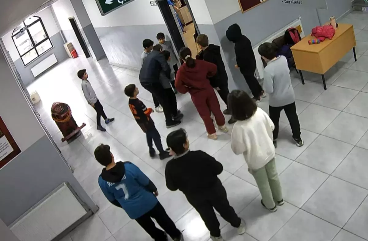 Nefes borusuna ekmek kaçan öğrencisini heimlich manevrasıyla kurtardı