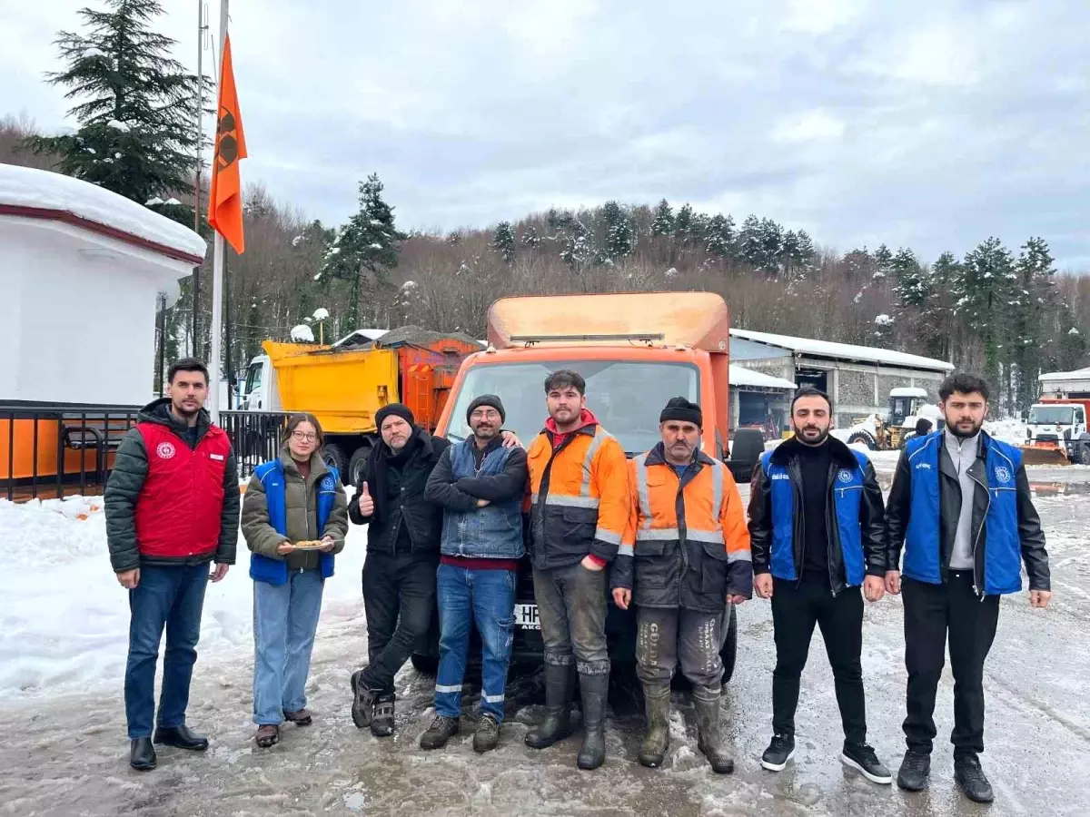 Öğrencilerden karayolları çalışanlarına anlamlı ziyaret