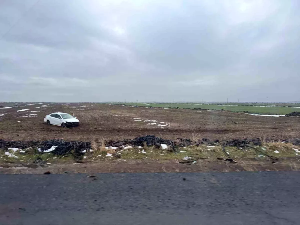 Otomobil tarlaya yuvarlandı, sürücü kazayı yara almadan atlattı