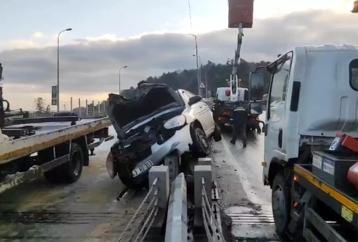 Sarıyer'de otomobil aydınlatma direğine çarptı