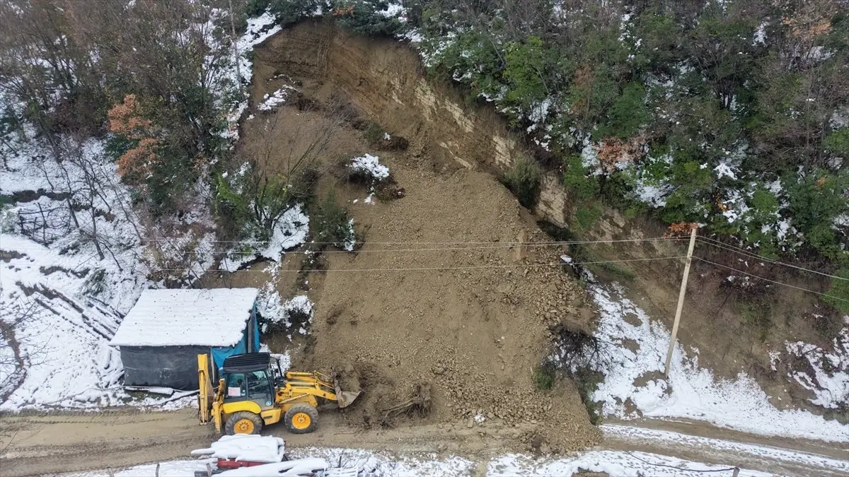 Sinop'ta kar yağışı toprak kaymasına neden oldu