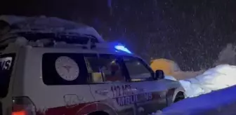 Şırnak'ta yolu kardan kapanan köyde rahatsızlanan kadın hastaneye kaldırıldı