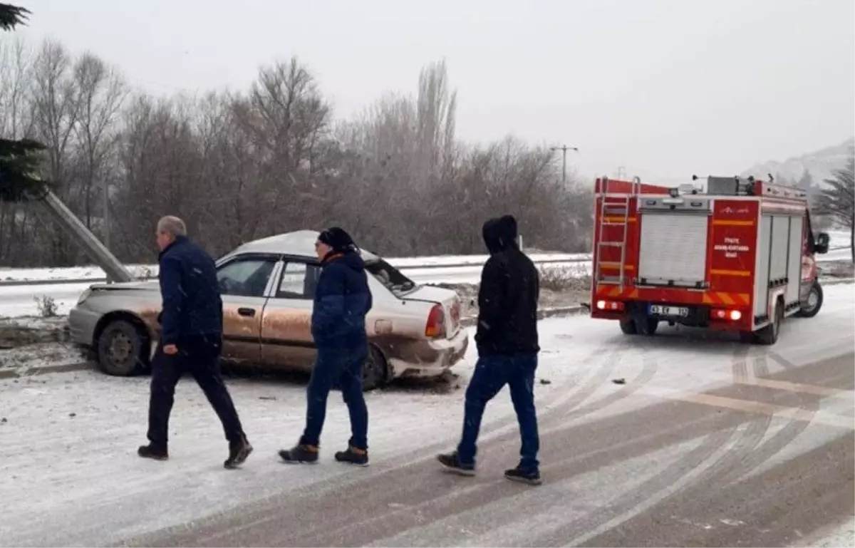 Tavşanlı'da kontkrolden çıkan otomobil karşı şeride geçti: 3 yaralı