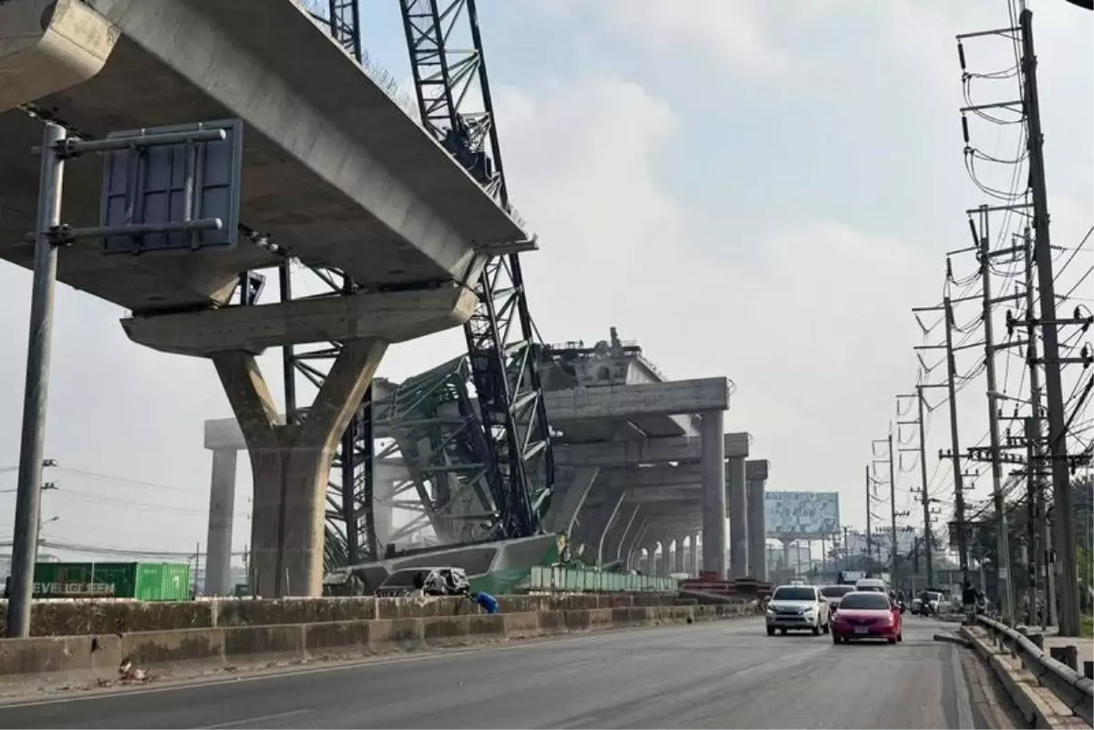 Tayland'da İnşaat Vincinin Yola Devrilmesi Sonucu 2 Kişi Hayatını Kaybetti