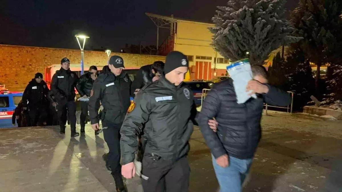 Tefecilik operasyonunda gözaltına alınan 68 kişiden 34'ü adliyeye sevk edildi