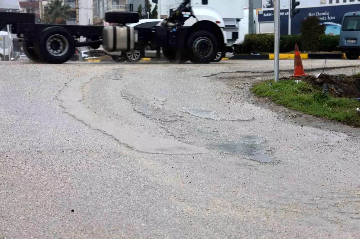 Trafik ışıklarında beklerken yolu betonla kaplayan mikser sürücüsüne ceza uygulandı