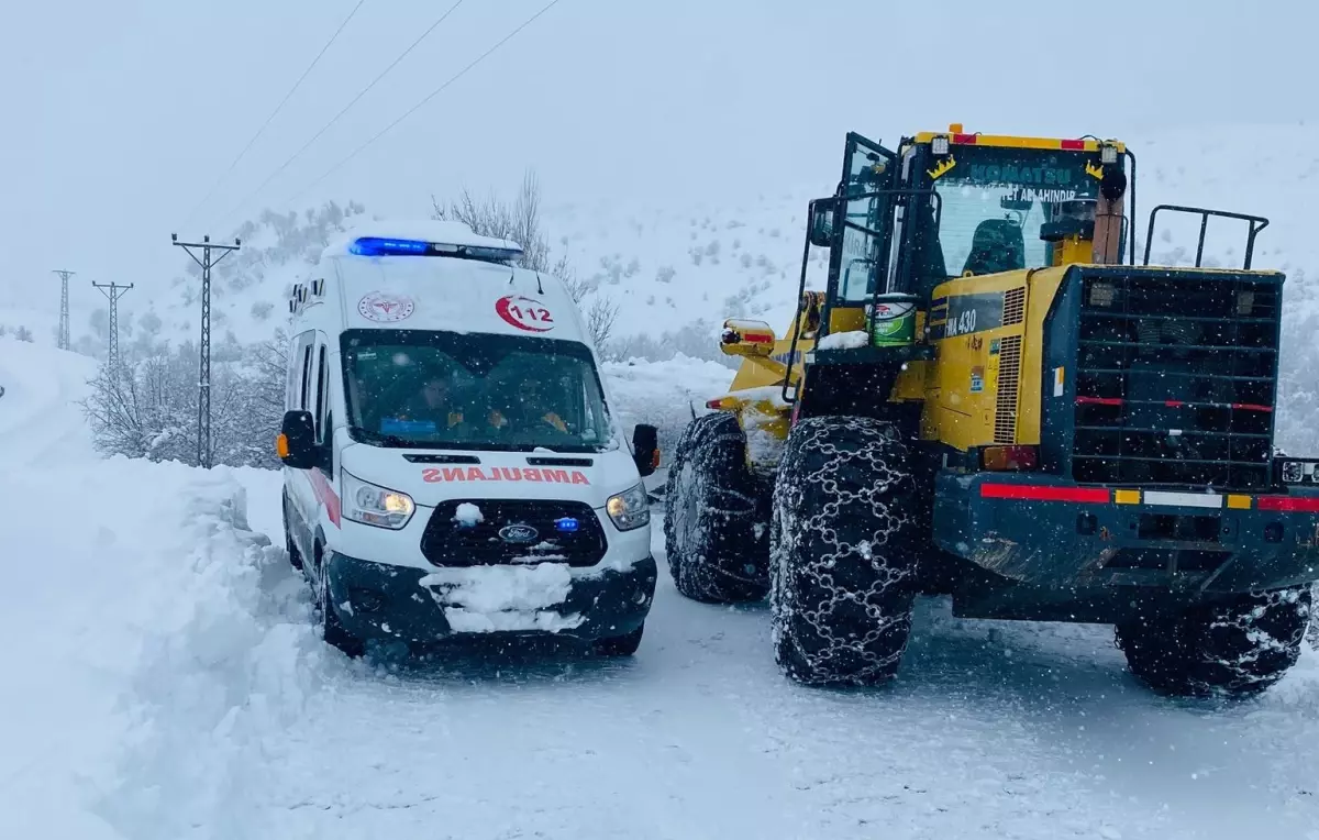Yolu kapalı köyde rahatsızlanan hasta, ekipler tarafından hastaneye ulaştırıldı