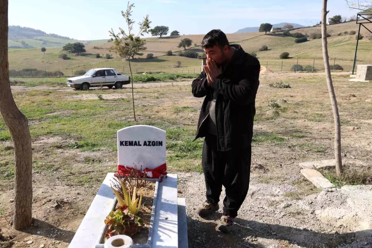 Acılı baba karne gününde maganda kurşunuyla ölen oğlunun kabrinde ağladı
