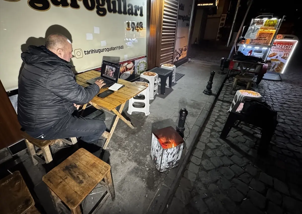 Adana'da gece mesaisi yapanlar AA'nın 'Yılın Kareleri' oylamasına katıldı