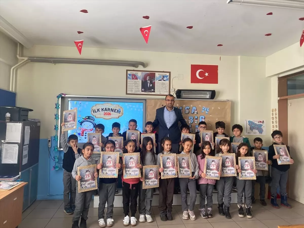 Adana ve Mersin'in ilçelerinde öğrenciler karnelerini aldı