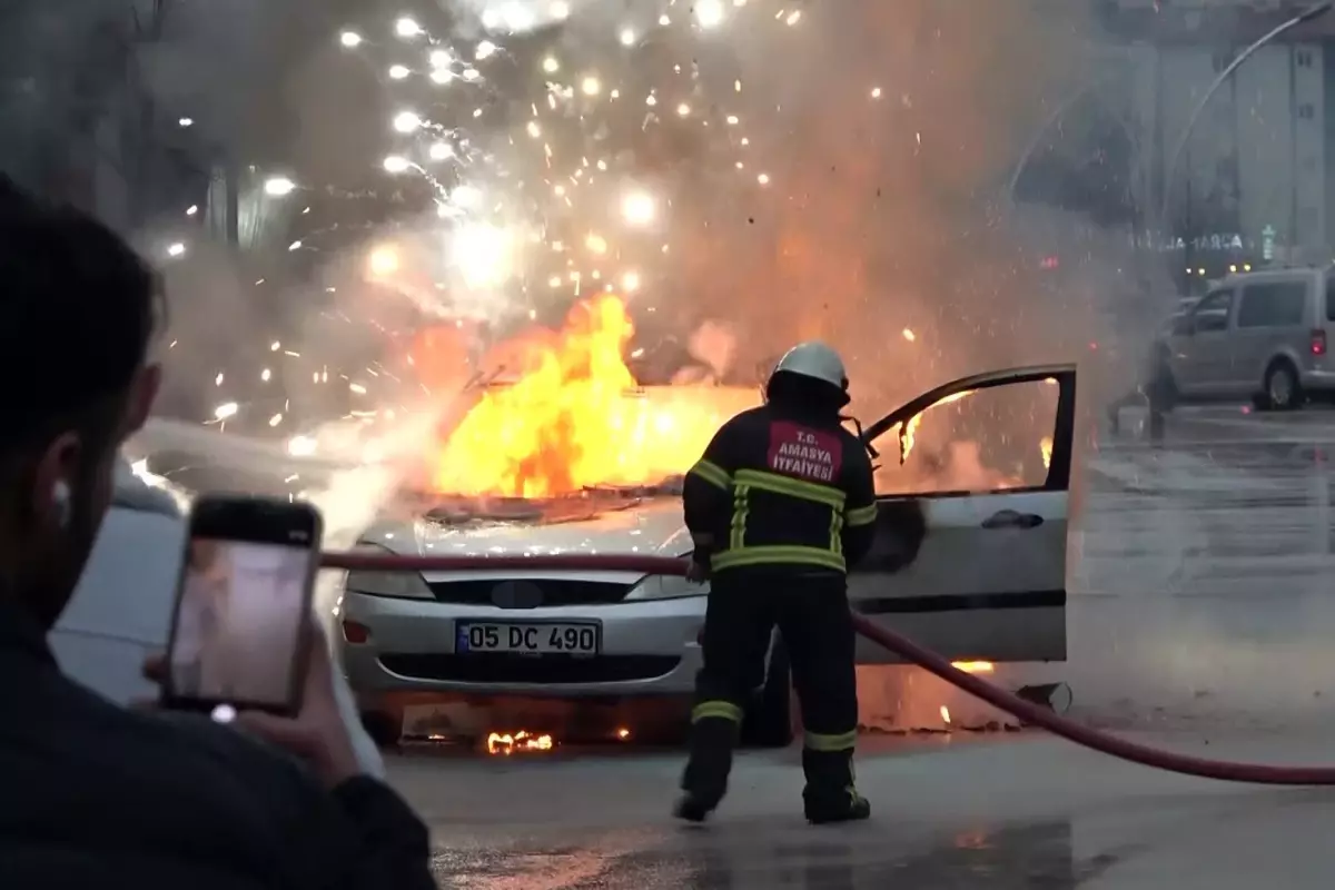 Amasya'da otomobil alev alev yandı, patlamalar korkuttu