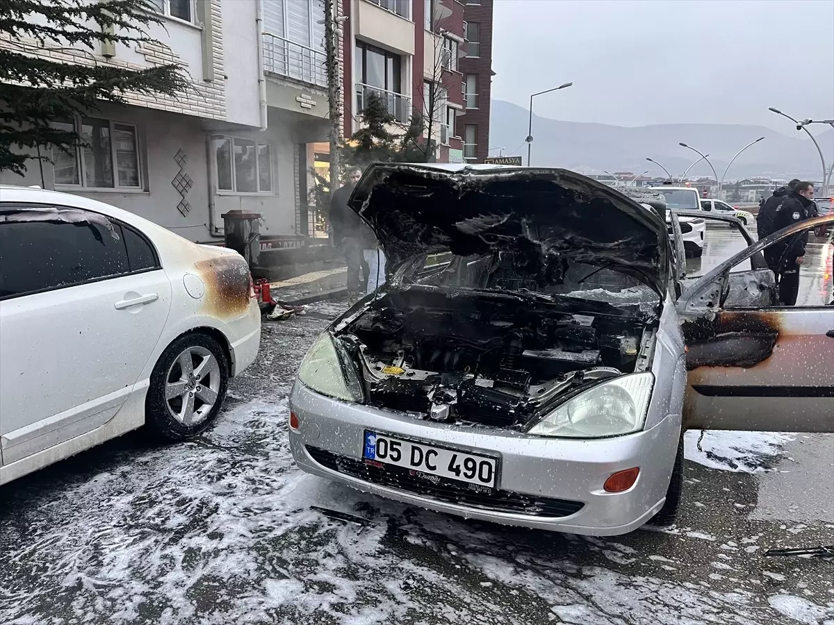 Amasya'da yanan otomobil kullanılamaz hale geldi