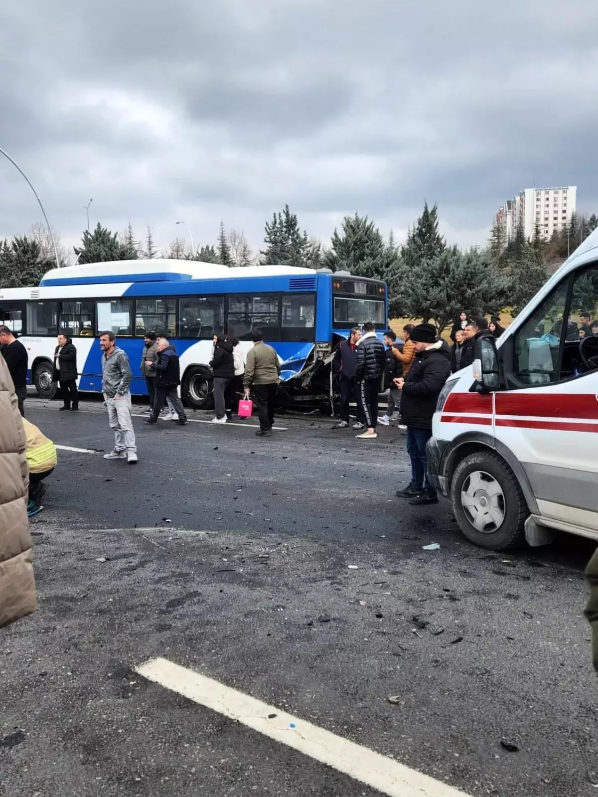 Ankara'da durakta bekleyen EGO otobüsüne otomobil çarptı: 1'i ağır 4 yaralı